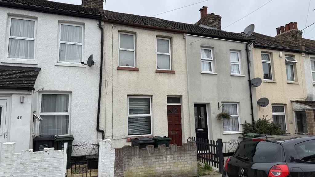 Lot: 56 - TERRACED HOUSE FOR REFURBISHMENT - External image of house from street level